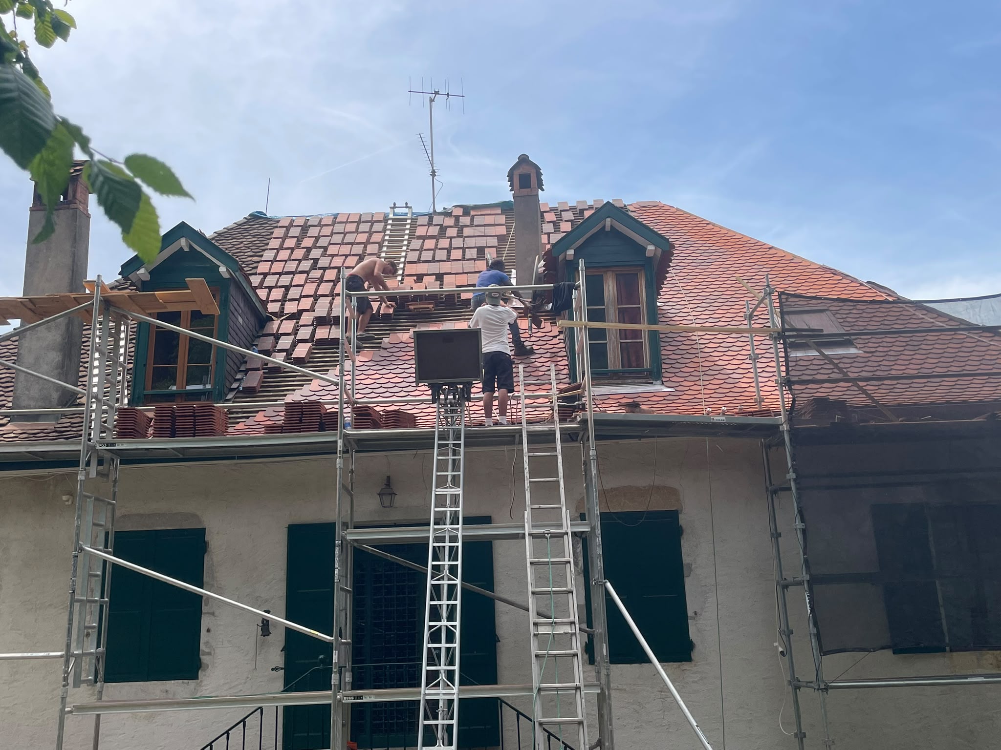 Détail de couverture, zinguerie et faîtage