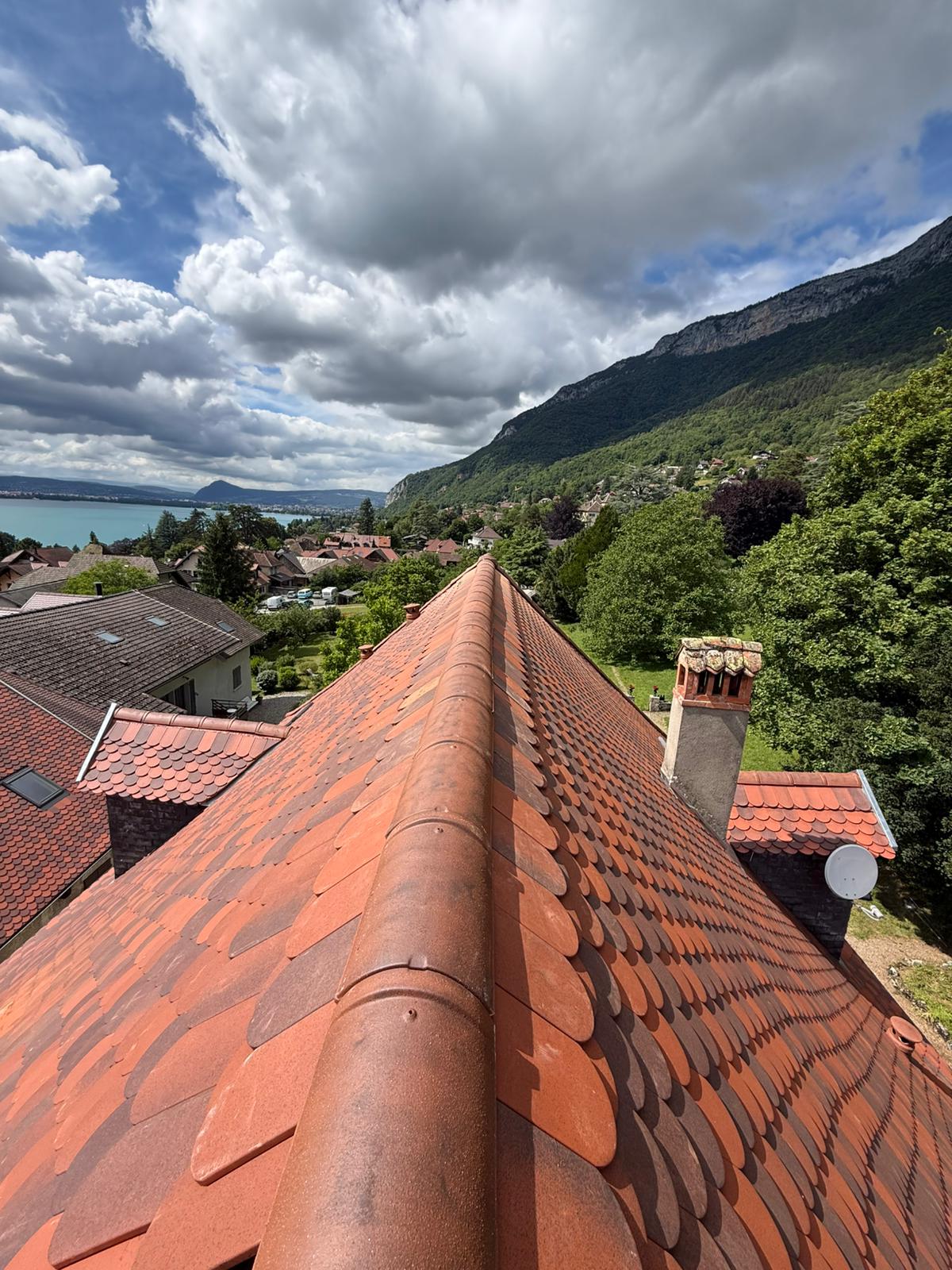 Toiture et montagnes enneigées autour de Thonon-les-Bains